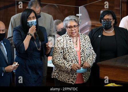 Austin, TX, USA. April 2021. Die Gesetzgeber im Texas House arbeiten an Verhandlungen, Gesetzentwürfen und Gesetzesentwürfen auf der 87. Sitzung der texanischen Legislative in Austin. Jedes der 150 Mitglieder wird zu zwei Jahren gewählt. Langjährige Staatsministerin SENFRONIA THOMPSON, D-Houston, mit Kollegen. Quelle: Bob Daemmrich/ZUMA Wire/Alamy Live News Stockfoto