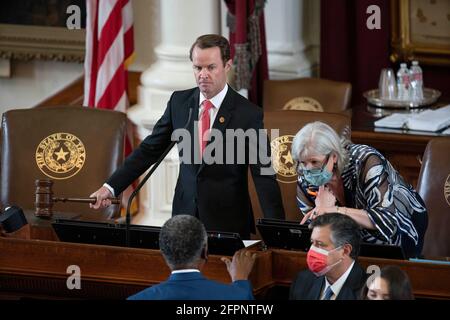 Austin, TX, USA. April 2021. Die Gesetzgeber im Texas House arbeiten an Verhandlungen, Gesetzentwürfen und Gesetzesentwürfen auf der 87. Sitzung der texanischen Legislative in Austin. Jedes der 150 Mitglieder wird zu zwei Jahren gewählt. Haussprecher DADE PHELAN, R-Beaumont, vermählt den Gavel. Quelle: Bob Daemmrich/ZUMA Wire/Alamy Live News Stockfoto