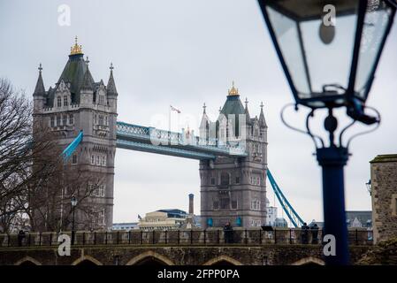 London, Großbritannien: 26. Januar 2017 - Gegenüberstellung von Tower Bridge und einer leichten, geometrischen Landschaft. Stockfoto