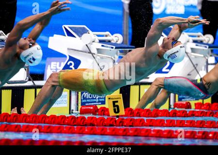 Budapest, Ungarn. Mai 2021. BUDAPEST, UNGARN - 20. MAI: Apostolos Christou aus den Niederlanden startet beim Men 100m Backstroke Final während der LEN European Aquatics Championships Schwimmen in der Duna Arena am 20. Mai 2021 in Budapest, Ungarn (Foto von Marcel ter Bals/Orange Picics) Credit: Orange Pics BV/Alamy Live News Stockfoto