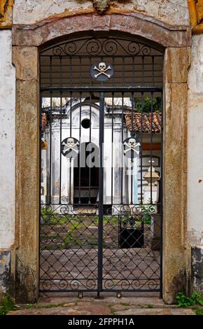 Friedhofstor in der historischen Stadt Ouro Preto, Brasilien Stockfoto