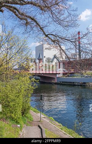 Berlin, Deutschland - 20. April 2021: Schifffahrtskanal Berlin-Spandau mit der Foehrer-Brücke und dem Blockheizkraftwerk Moabit mit seinem historischen b Stockfoto