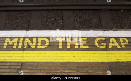 Beachten Sie die Lücke Text auf dem Boden in a geschrieben Die U-Bahn von London aus der Nähe Stockfoto