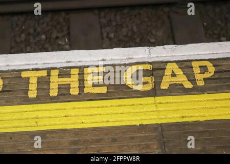 Beachten Sie die Lücke Text auf dem Boden in a geschrieben Die U-Bahn von London aus der Nähe Stockfoto