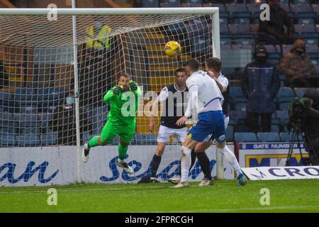 Dens Park, Dundee, Großbritannien. Mai 2021. Scottish Championship Football, Premiership Playoff, Dundee FC gegen Kilmarnock; Dundee-Torwart Adam Legzdins schlägt klar Kredit: Action Plus Sports/Alamy Live News Stockfoto