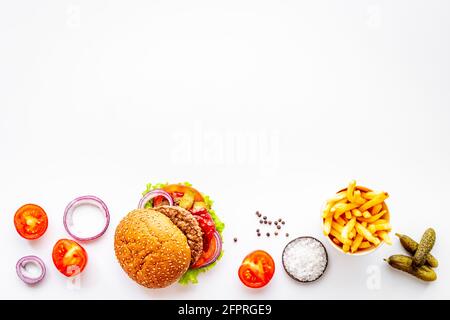 Hausgemachte Burger mit Gurken und Pommes frites. Draufsicht Stockfoto