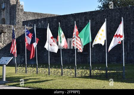 Neun Flaggen, die über Presidio La Bahia in Goliad Texas flogen Stockfoto