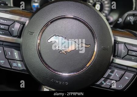 Blick ins Cockpit auf die Instrumente eines Ford Mustang Modell 2018 Stockfoto