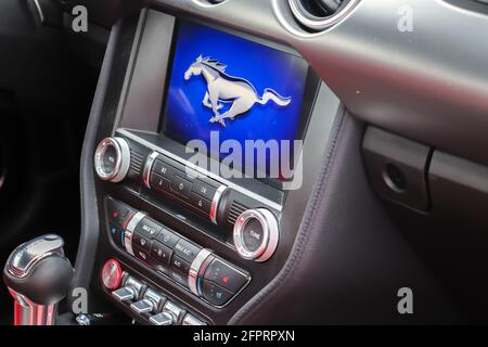 Blick ins Cockpit auf die Instrumente eines Ford Mustang Modell 2018 Stockfoto