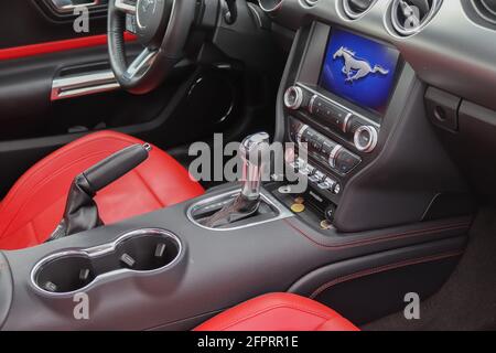 Blick ins Cockpit auf die Instrumente eines Ford Mustang Modell 2018 Stockfoto