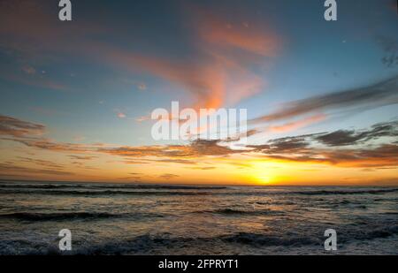 Farbenprächtiger Sonnenuntergang über dem Strand in Costa Rica Stockfoto