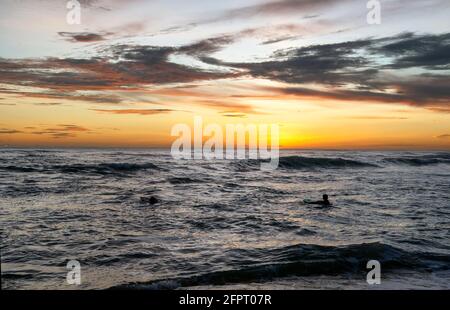 Sonnenuntergang über dem Strand in Costa Rica Stockfoto