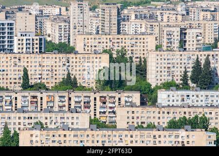 Wohngebiet von Tiflis, mehrstöckige Gebäude in Gldani und Mukhiani. Georgien Stockfoto