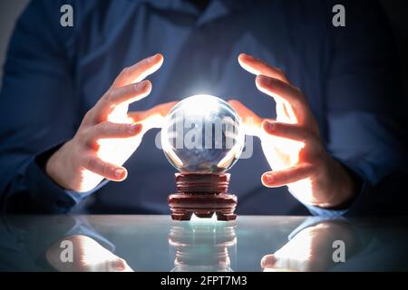 Vorhersage Der Zukunft Mit Crystal Ball. Wahrsager Und Psychic Stockfoto