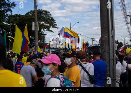 Cali, Valle del Cauca, Kolumbien. Mai 2021. Am 19. Mai 2021 versammeln sich in Yumbo, Cali, Valle del Cauca, Kolumbien, Hunderte von Demonstranten mit kolumbianischen Fahnen und Schildern, um gegen die Regierung von Präsident Ivan Duque und die Brutalität der Polizei während der Proteste zu protestieren, bei denen mindestens 40 Tote zu beklagen sind. Demonstrationen fanden statt, als eine Tankstelle in der Nacht zuvor während der Proteste und Zusammenstöße zwischen ESMAD und Demonstranten Feuer erfachte. Quelle: Mauricio Romero/LongVisual/ZUMA Wire/Alamy Live News Stockfoto