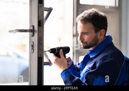 Schlosser Mann Reparatur Und Austausch Von Metall Türschloss Stockfoto