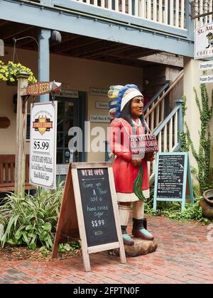 Zigarrengeschäft indische oder hölzerne indische steht vor einem Geschäft in St. Augustine Florida, USA. Stockfoto