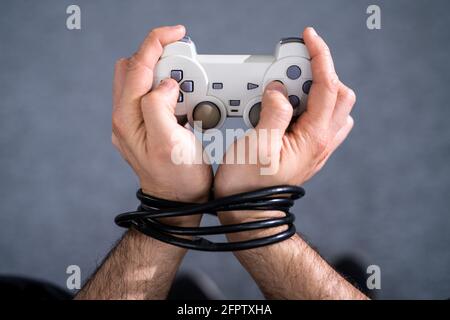 Sucht Nach Videospielen. Kabel und Gamepad oder Joystick Stockfoto