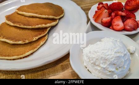 Schlagsahne mit Pfannkuchen und Erdbeeren Stockfoto