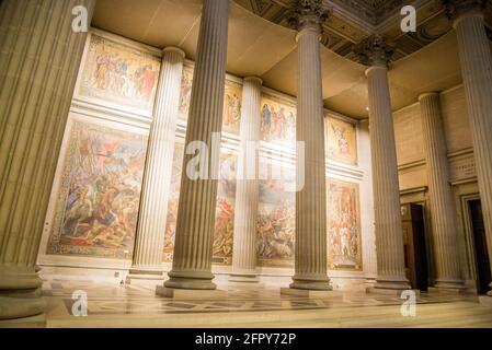 Paris, Frankreich - 3. Februar 2017: Innenfoto von hohen Säulen mit bunt leuchtenden Wandgemälden im Hintergrund in einem Pariser Kunstmuseum. Stockfoto