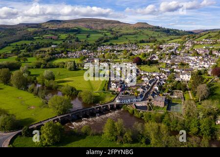 Luftdrohnenaufnahme der walisischen Stadt Crickhowell in Die Brecon Beacons Stockfoto