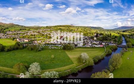 Luftdrohnenaufnahme der walisischen Stadt Crickhowell in Die Brecon Beacons Stockfoto