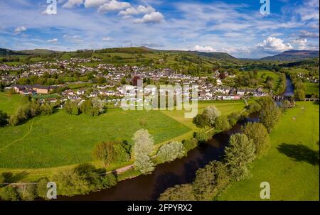 Luftdrohnenaufnahme der walisischen Stadt Crickhowell in Die Brecon Beacons Stockfoto