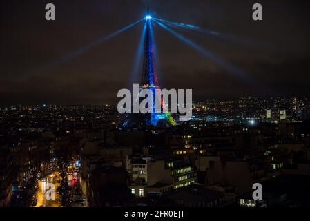 Paris, Frankreich - 3. Februar 2017: Einzigartiger Eiffelturm mit Spotlights und Regenbogenfarben, die Paris 2024 zu Ehren der bevorstehenden Olympischen Spiele lesen Stockfoto