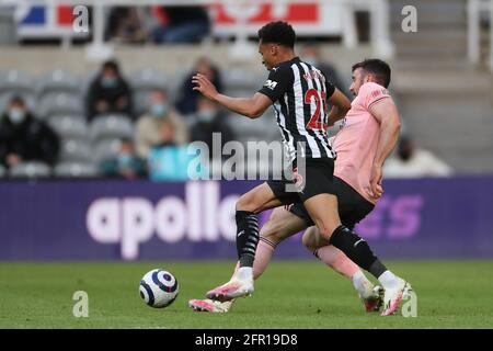 NEWCASTLE UPON TYNE, GROSSBRITANNIEN. 19. MAI Jacob Murphy von Newcastle United in Aktion mit John Fleck von Sheffield United während des Premier League-Spiels zwischen Newcastle United und Sheffield United am Mittwoch, 19. Mai 2021 im St. James's Park, Newcastle. (Kredit: Mark Fletcher, Mi News) Kredit: MI Nachrichten & Sport /Alamy Live Nachrichten Stockfoto