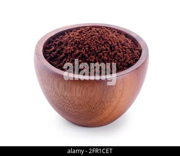 Kaffeepulver platzte in der Schüssel auf weißem Hintergrund Stockfoto