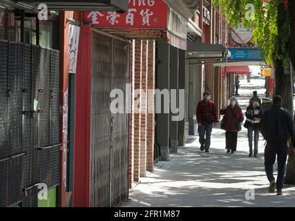 Vancouver, Kanada. Mai 2021. Am 20. Mai gehen Menschen an geschlossenen Geschäften entlang einer Straße in Chinatown, Vancouver, British Columbia, Kanada, vorbei. 2021. Nachdem die COVID-19-Pandemie seit über einem Jahr leidet, rufen Unternehmen in Chinatown, einer der Touristenattraktionen in Vancouver, um Hilfe bei der Rückkehr von Besuchern. Quelle: Liang Sen/Xinhua/Alamy Live News Stockfoto