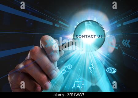 Business, Technologie, Internet und Netzwerkkonzept. Junger Geschäftsmann arbeitet auf einem virtuellen Bildschirm der Zukunft und sieht die Inschrift: Kontaktieren Sie uns Stockfoto
