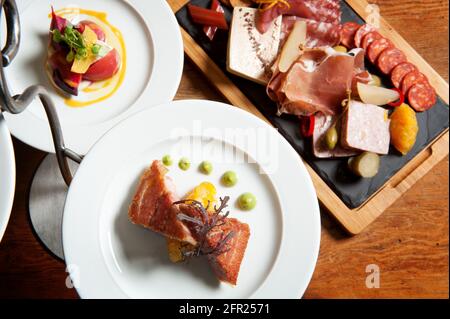 Eine Wurstplatte in einem Whistler-Restaurant. Fleisch, Schinken, Portwein, Salami, Pastete, Käse und Obst. Stockfoto