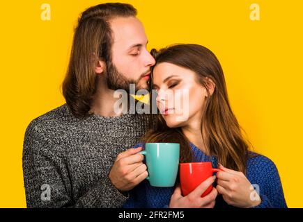 Familiengemütlichkeitskonzept. In warmen Kleidern mit einer Tasse Tee oder Kaffee plaudern. Romantische Momente. Stockfoto