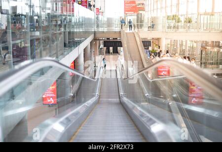 BANGKOK THAILAND APR 14 2021 Rolltreppe in einem modernen Gebäude, in dem kein Passagier so bequem zum Ziehen und Schieben des Gepäckkoffers zum Schalter kommt Stockfoto