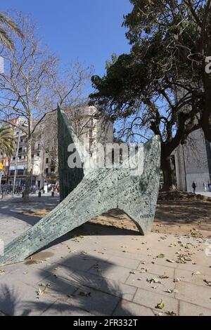 Barcelona, Spanien, 1. März 2020 - Moderne abstrakte Skulptur auf der Straße der Stadt Stockfoto