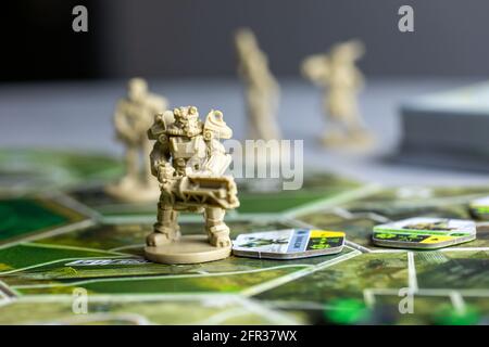 Roseville, MN, USA, 02.04.2021 - Fallout Board Game Plastic Figure on Map Tile Stockfoto