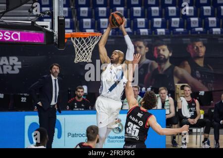 Madrid, Spanien. Mai 2021. Alex Tyus (weiß) beim Real Madrid-Sieg über Retabe Bilbao Basket (70 - 59) im regulären Saisonspiel der Liga Endesa (Tag 37), das im Wizink Center in Madrid (Spanien) gefeiert wurde. Mai 2021. (Foto von Juan Carlos García Mate/Pacific Press) Quelle: Pacific Press Media Production Corp./Alamy Live News Stockfoto