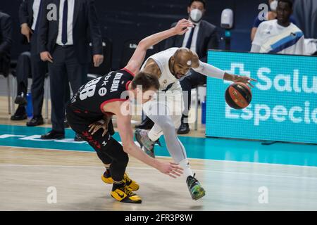 Madrid, Spanien. Mai 2021. Alex Tyus (weiß) beim Real Madrid-Sieg über Retabe Bilbao Basket (70 - 59) im regulären Saisonspiel der Liga Endesa (Tag 37), das im Wizink Center in Madrid (Spanien) gefeiert wurde. Mai 2021. (Foto von Juan Carlos García Mate/Pacific Press) Quelle: Pacific Press Media Production Corp./Alamy Live News Stockfoto