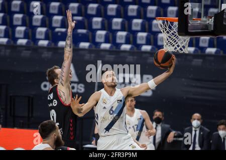 Madrid, Spanien. Mai 2021. Alberto Abalde (weiß) beim Real Madrid-Sieg über Retabe Bilbao Basket (70 - 59) im regulären Saisonspiel der Liga Endesa (Tag 37), das in Madrid (Spanien) im Wizink Center gefeiert wurde. Mai 2021. (Foto von Juan Carlos García Mate/Pacific Press) Quelle: Pacific Press Media Production Corp./Alamy Live News Stockfoto