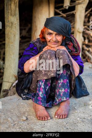 Porträt einer alten Bakhtiari-Frau im Dorf „Sar Agha Seyed“. „Sar Agha Seyed“ ist ein Dorf in der iranischen Provinz Chaharmahal und Bakhtiar. Stockfoto