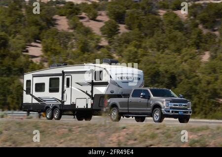Ein Pickup-LKW zieht einen Chaparral Lite Sattelzug für Camping, der von Kutschern RV hergestellt wurde. Stockfoto
