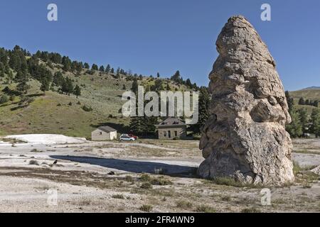 Liberty Cap-Thermalkegel im Yellowstone-Nationalpark, Wyoming, USA. Langer Schatten, Nahaufnahme. Stockfoto