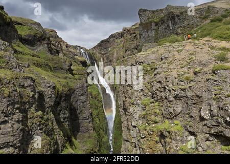 Glymur Wasserfall in Island mit Wanderweg an der Seite Stockfoto