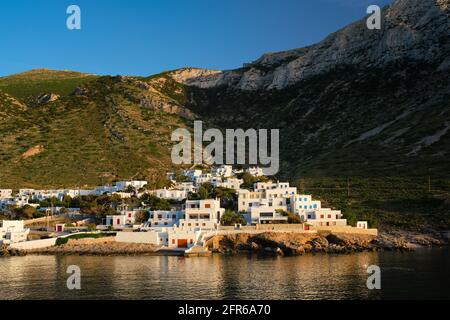 Die Stadt Kamares mit traditionellen weißen Häusern auf der Insel Sifnos bei Sonnenuntergang. Griechenland Stockfoto