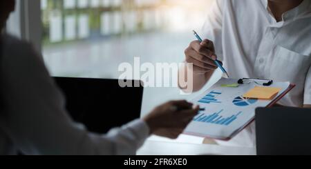 Fondmanager Team Beratung und Diskussion über die Analyse Investmentmarkt. Finanzierung Anlagekonzept. Stockfoto