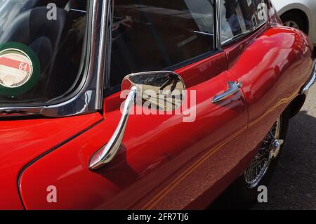 Nahaufnahme des Außenspiegels und der Windschutzscheibe eines E-TYPE Jaguar Oldtimer. Stockfoto