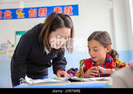 (210520) -- AKTO, 20. Mai 2021 (Xinhua) -- Chen Fangying unterrichtet einen Studenten im Dorf Alimalik im Bezirk Akto, nordwestlich der Autonomen Region Xinjiang Uygur in China, 12. Mai 2021. Chen Fangying, ein 24-jähriger Dorflehrer, kommt aus der südwestlichen Provinz Guizhou in China. Als sie vor zwei Jahren ihr College abschloss, entschied sie sich, in Xinjiang Lehrerin zu werden. Die Grundschule, in der Chen unterrichtet, befindet sich im Kunlun-Gebirge, mehr als 1,800 Kilometer von Xinjangs Hauptstadt Urumqi entfernt. „für mich ist dies das Leben, das ich in meinen Zwanzigern leben sollte“, sagte Chen. Chen Fangying hat mehr als Stockfoto