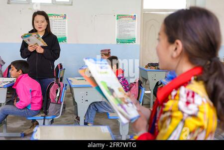 (210520) -- AKTO, 20. Mai 2021 (Xinhua) -- Chen Fangying beantwortet Fragen während eines Englischkurses im Dorf Alimalik im Bezirk Akto, nordwestlich der Autonomen Region Xinjiang Uygur in China, 12. Mai 2021. Chen Fangying, ein 24-jähriger Dorflehrer, kommt aus der südwestlichen Provinz Guizhou in China. Als sie vor zwei Jahren ihr College abschloss, entschied sie sich, in Xinjiang Lehrerin zu werden. Die Grundschule, in der Chen unterrichtet, befindet sich im Kunlun-Gebirge, mehr als 1,800 Kilometer von Xinjangs Hauptstadt Urumqi entfernt. „für mich ist dies das Leben, das ich in meinen Zwanzigern leben sollte“, sagte Chen. Che Stockfoto