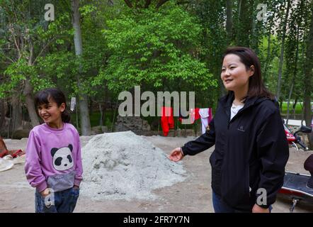 (210520) -- AKTO, 20. Mai 2021 (Xinhua) -- Chen Fangying chattet mit einem Studenten im Dorf Alimalik im Bezirk Akto, nordwestlich der Autonomen Region Xinjiang Uygur in China, 12. Mai 2021. Chen Fangying, ein 24-jähriger Dorflehrer, kommt aus der südwestlichen Provinz Guizhou in China. Als sie vor zwei Jahren ihr College abschloss, entschied sie sich, in Xinjiang Lehrerin zu werden. Die Grundschule, in der Chen unterrichtet, befindet sich im Kunlun-Gebirge, mehr als 1,800 Kilometer von Xinjangs Hauptstadt Urumqi entfernt. „für mich ist dies das Leben, das ich in meinen Zwanzigern leben sollte“, sagte Chen. Chen Fangying hat mehr Stockfoto
